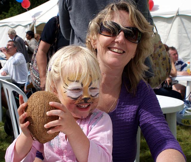 DSC05670.JPG - Auntie Clare Morton and Hannah holding Daddy's prize
