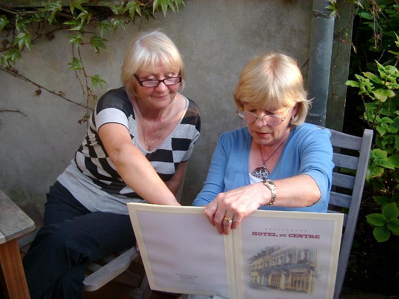 IMGP4704.JPG - Jean helps Chris choose from the menu