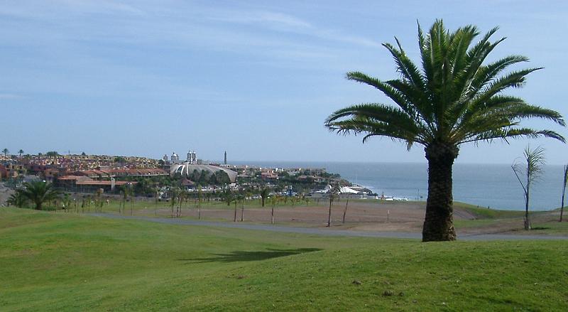 IMGP5315.JPG - Melonores course with the hotel in the background